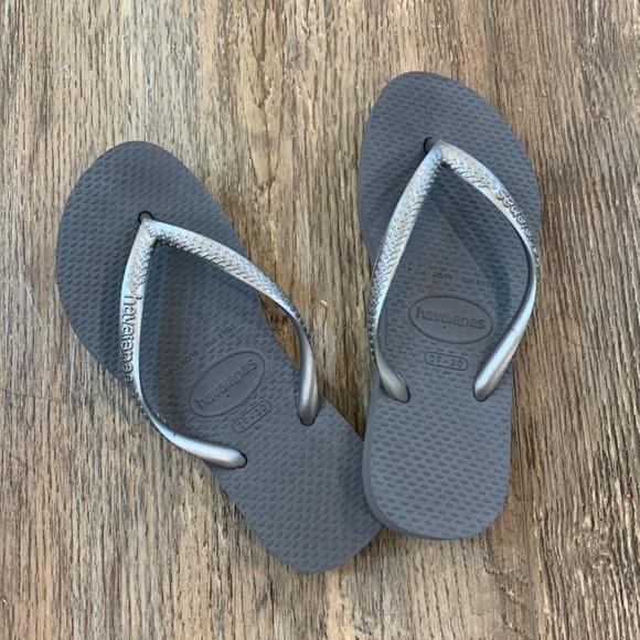 Havaianas Girls Kids Size 13 or Size 1 Gray Flip Flops Beach Sand Water Vacation - Picture 1 of 4